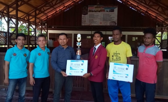 PENYERAHAN PIALA KEPADA WAKIL REKTOR YANG DIPEROLEH TIM BOLA VOLI PENJAS FKIP UNIMUDA SORONG